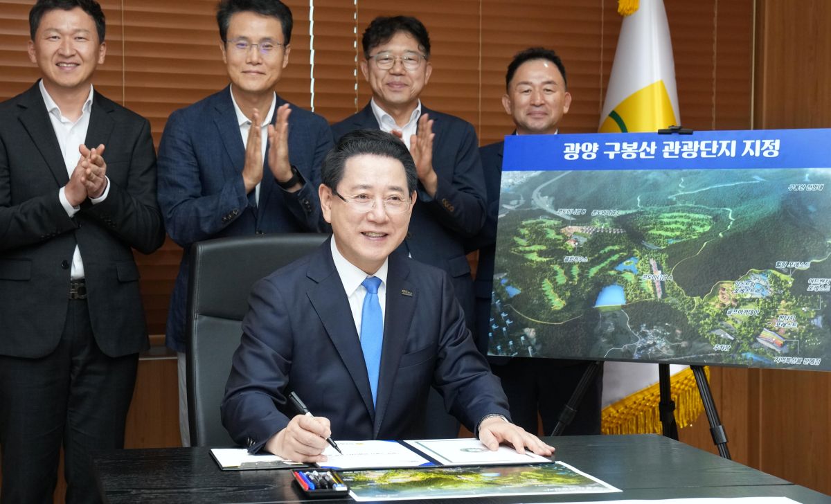 ▲김영록 전라남도지사가 광양 구봉산 관광단지 지정 승인서에 서명하고 있다. (사진제공=전남도)