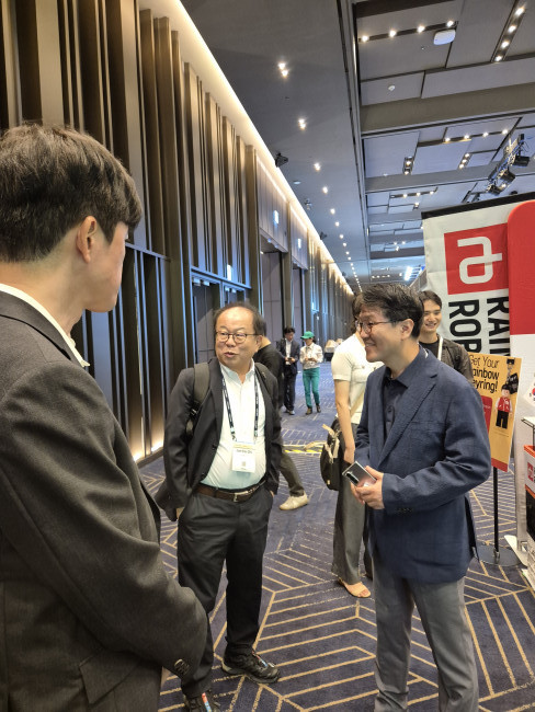 ▲오준호 삼성전자 미래로봇추진단장이 30일 서울 코엑스에서 열린 ‘제24회 휴머노이드 로봇 국제 컨퍼런스’ 행사장 전시 부스를 둘러보고 있다. (박민웅 기자 pmw7001@)