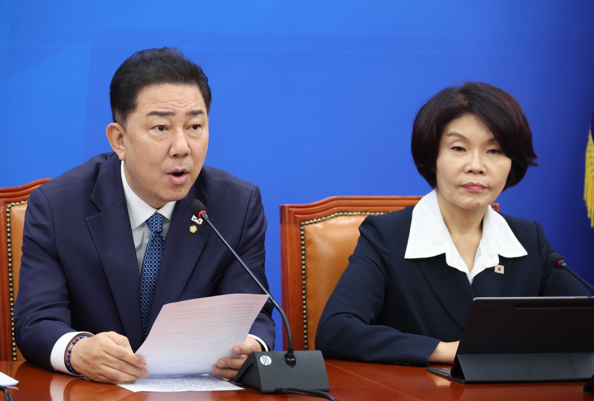 ▲김병기 더불어민주당 원내대표가 30일 오전 서울 여의도 국회에서 열린 원내대책회의에서 발언을 하고 있다. 오른쪽은 한정애 정책위의장. (사진=뉴시스)