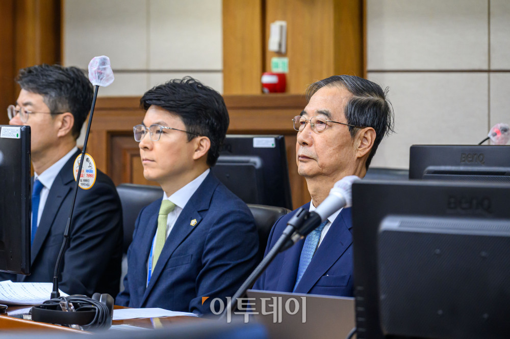 ▲한덕수 전 총리가 30일 서울 서초구 서울중앙지법에서 열린 내란 우두머리 방조 및 위증 등 혐의 사건 첫 공판에 출석하고 있다. 사진공동취재단