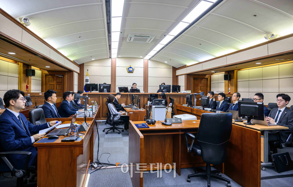 ▲ 서울중앙지법 형사합의33부(이진관 부장판사)가 올해 9월 30일 서울 서초동 서울중앙지법에서 열린 한덕수 전 국무총리 내란 우두머리 방조 및 위증 등 혐의 사건 첫 공판을 심리하고 있다. 사진 공동 취재단 (고이란 기자 photoeran@)