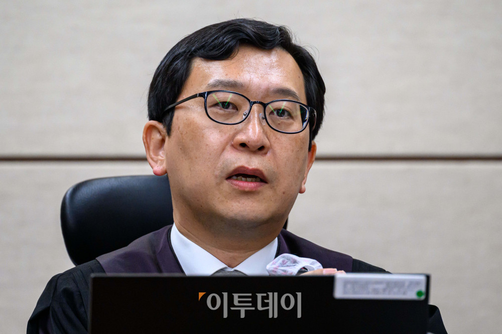 ▲이진관 부장판사가 지난해 9월 30일 서울 서초구 서울중앙지법에서 열린 한덕수 전 국무총리 내란 우두머리 방조 및 위증 등 혐의 사건 첫 재판을 심리하고 있다. 사진공동취재단