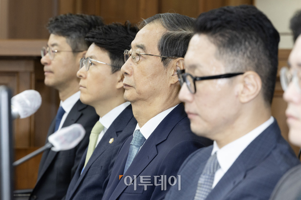 ▲ 한덕수(왼쪽 세 번째) 전 국무총리가 올해 9월 30일 서울 서초동 서울중앙지법에서 열린 내란 우두머리 방조 및 위증 등 혐의 사건 첫 공판에 출석해 있다. 사진 공동 취재단 (고이란 기자 photoeran@)