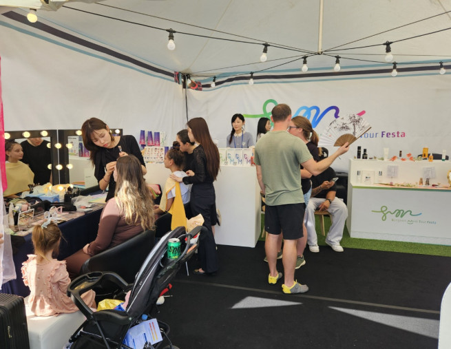 ▲서울 강남구 코엑스에서 진행된 '강남 메디투어페스타' 부스 모습. 외국인 관광객들이 뷰티 체험을 진행하고 있다. (사진=정용욱 기자 dragon@)