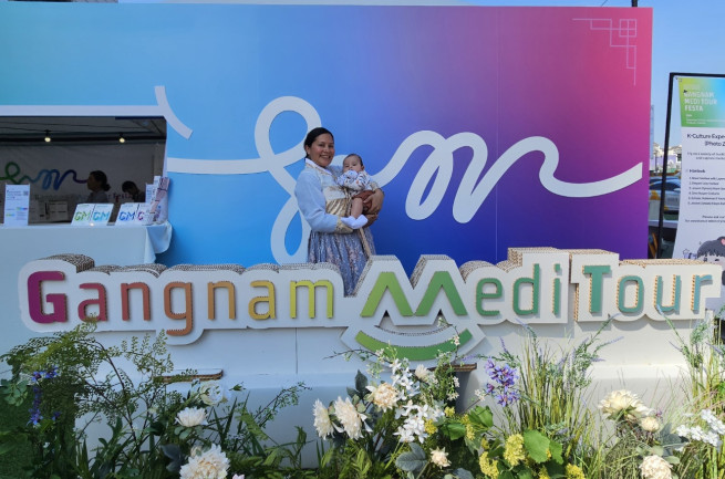 ▲서울 강남구 코엑스에서 열린 '강남 메디투어페스타' 부스 앞에서 외국인 관광객이 한복 체험 후 기념촬영을 하고 있다. (사진=정용욱 기자 dragon@)