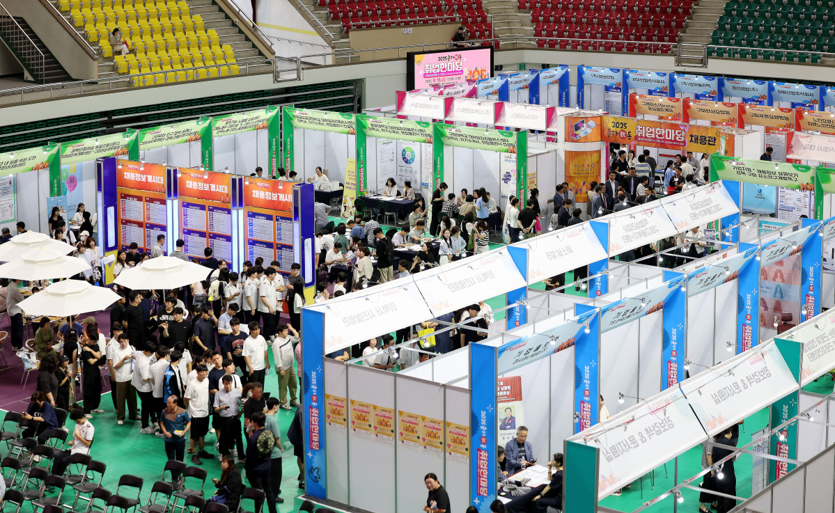 ▲경북 구미시 박정희체육관에서 열린 2025 춘하추동 취업 한마당이 구직자들로 붐비고 있다.  (뉴시스)