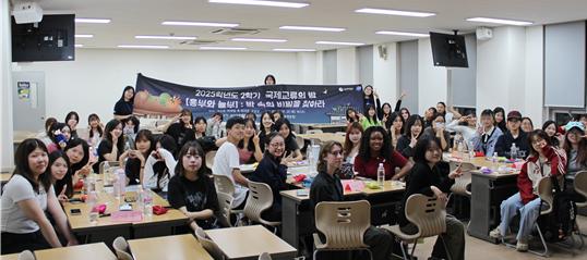 ▲성신여대는 25일 교내 성신관에서 2025학년도 2학기 국제교류의 밤 행사 '흥부와 놀부: 박 속의 비밀을 찾아라'를 개최했다. (사진=성신여대)