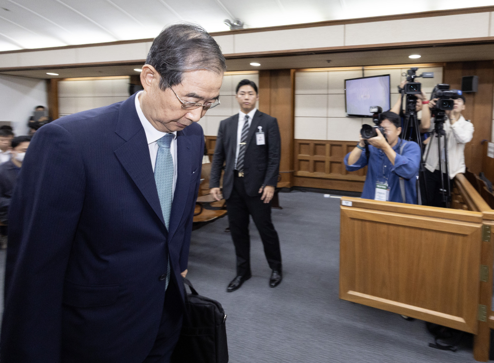 ▲ '내란방조 혐의'로 특검에 기소된 한덕수 전 국무총리가 올해 9월 30일 오전 서울 서초동 중앙지법에서 열린 첫 재판에 참석하고 있다. 사진 공동 취재단 (이투데이 DB)