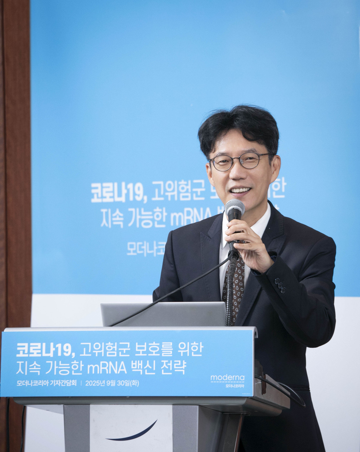 ▲김상표 모더나코리아 대표가 30일 서울 강남구 노보텔 엠베서더 호텔에서 ‘코로나19, 고위험군 보호를 위한 지속 가능한 mRNA 백신 전략’ 기자간담회를 열고 발표를 진행 중이다. (사진제공=모더나코리아)