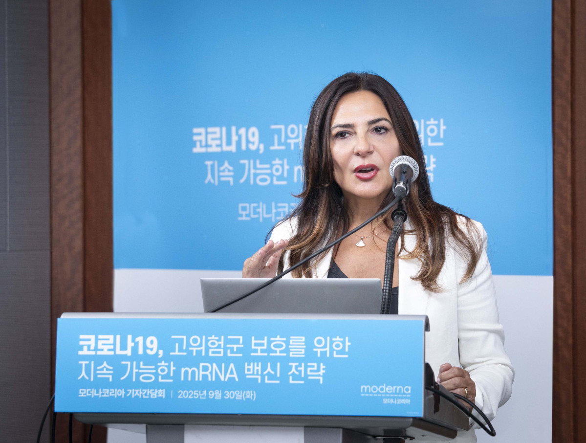 ▲모더나 최고 의학책임자(Chief Medical Affairs Officer) 프란체스카 세디아 박사가 30일 서울 강남구 노보텔 엠베서더 호텔에서 열린 ‘코로나19, 고위험군 보호를 위한 지속 가능한 mRNA 백신 전략’ 기자간담회에 참석해 ‘코로나19를 넘어선 모더나의 mRNA혁신’을 주제로 고위험군 보호를 위한 모더나의 mRNA 기반 호흡기 백신 전략과 향후 감염병 대응 비전에 대해 발표하고 있다. (사진제공=모더나코리아)