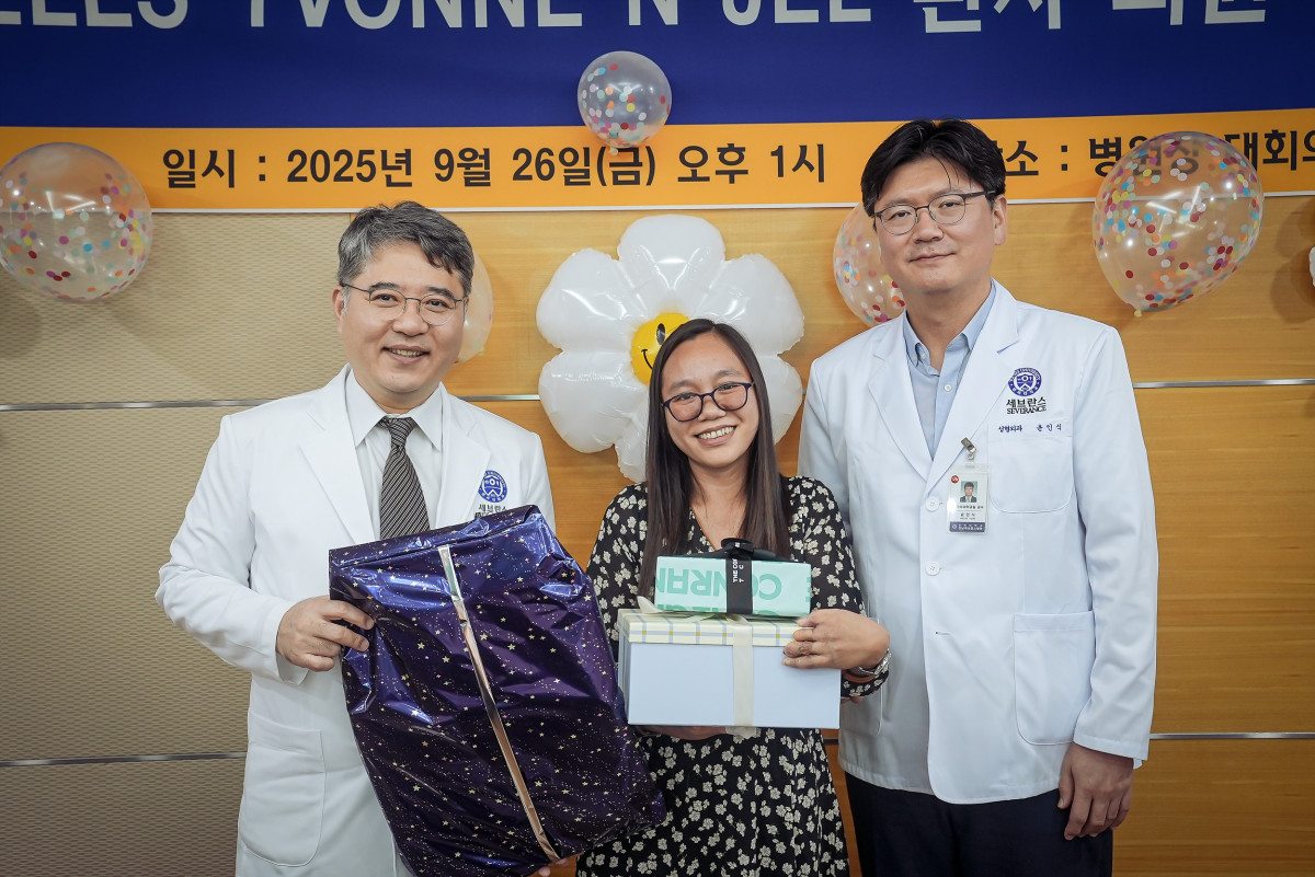 ▲(좌측부터) 구성욱 강남세브란스병원 병원장, 앙헬레스 이본 엔젤 씨, 윤인식 강남세브란스병원 성형외과 교수. (강남세브란스병원)