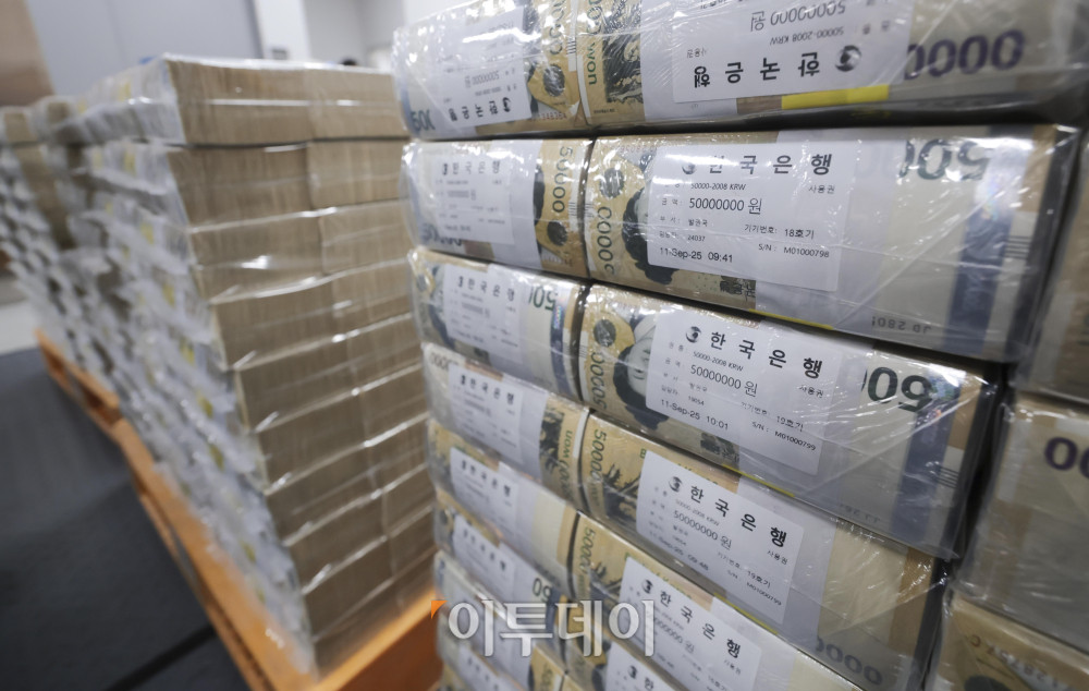 ▲30일 서울 중구 한국은행 화폐수납장에서 관계자들이 추석 화폐 공급을 하고 있다. 사진공동취재단