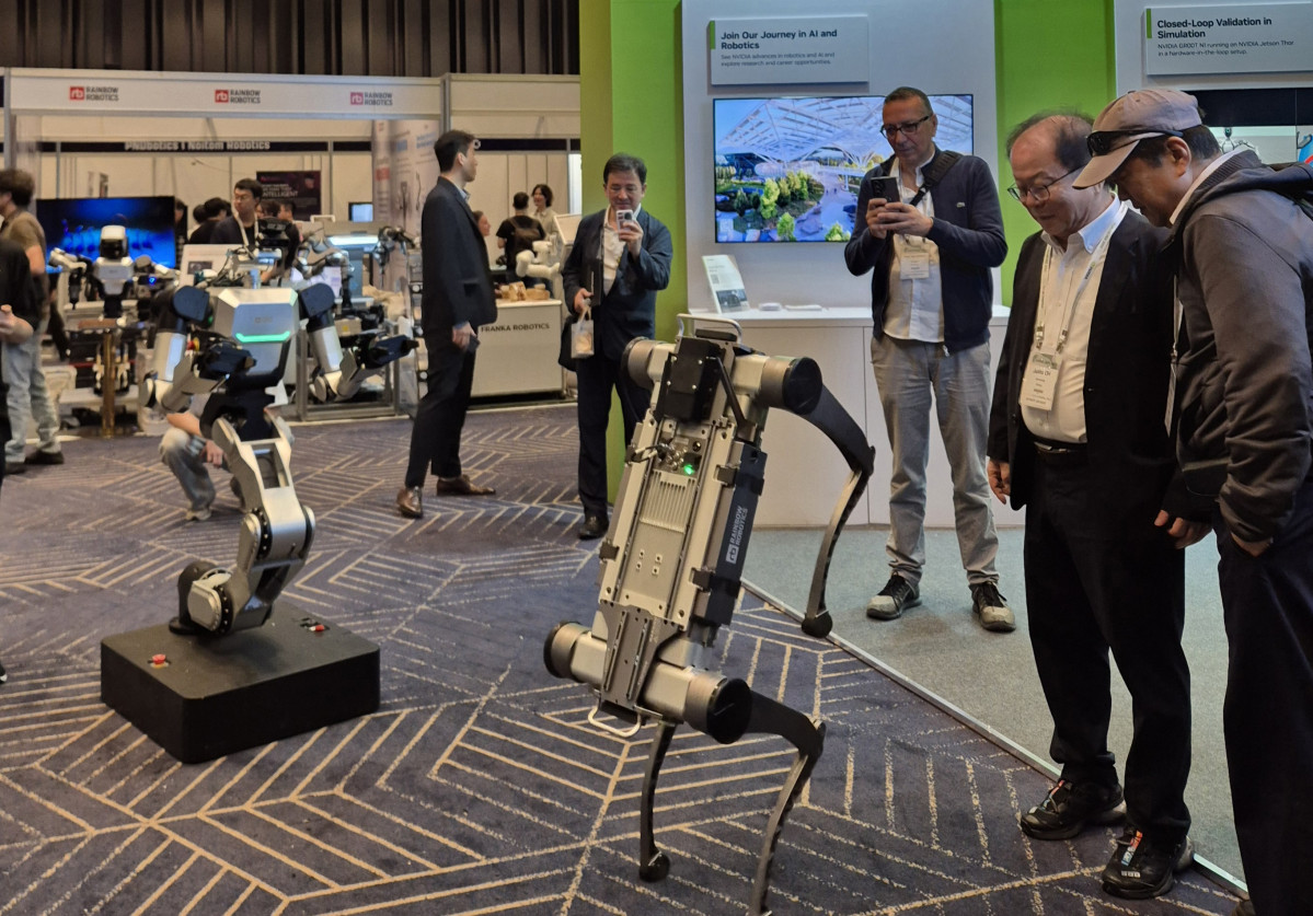 ▲오준호 삼성전자 미래로봇추진단장(오른쪽에서 두 번째)이 레인보우로보틱스의 로봇 시연을 관람하고 있다. (박민웅 기자 pmw7001@)