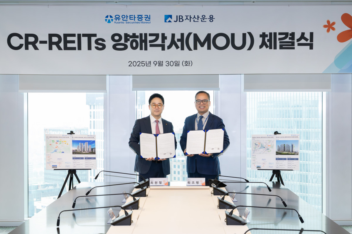 ▲뤄즈펑 유안타증권 대표와 최원철 JB자산운용 대표가 여의도 앵커원빌딩 본사에서 CR리츠(구조조정 리츠) 관련 미분양 주택 매입 활성화를 위한 전략적 업무협약(MOU)을 체결 후 기념사진을 찍고 있다. (출처=유안타증권)