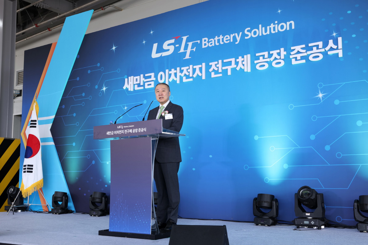 ▲구자은 LS그룹 회장이 9월 30일, 새만금에 위치한 LS-엘앤에프 배터리솔루션 공장 준공식에서 환영사를 하고 있다 (자료제공=LS그룹)