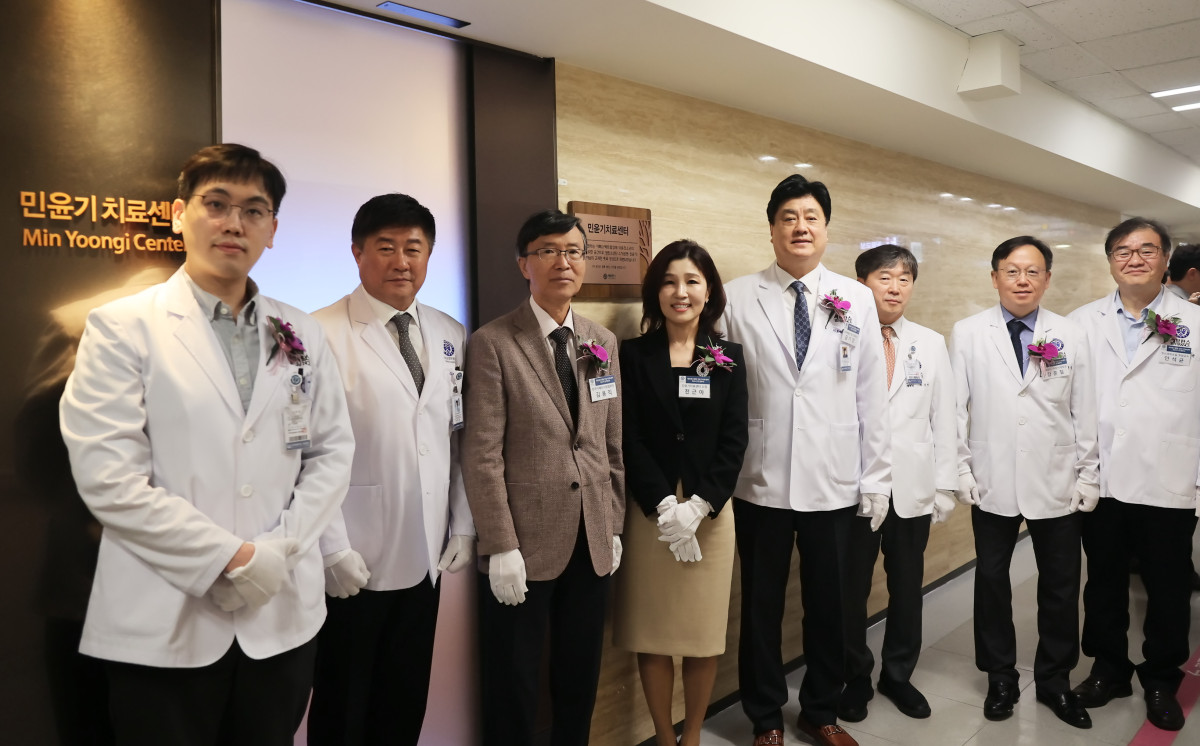 ▲왼쪽부터 이정한 민윤기치료센터 부소장, 안형준 치과대학병원장, 김용직 한국자폐인사랑협회장, 천근아 민윤기치료센터 소장, 금기창 연세의료원장, 이강영 세브란스병원장, 강훈철 세브란스 어린이병원 원장, 안석균 연세의대 정신과학교실 주임교수 (세브란스병원)