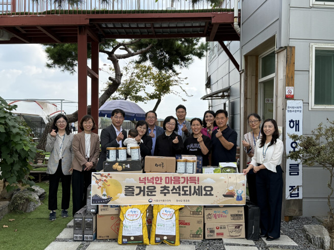 ▲오유경 식품의약품안전처장은 추석 명절을 앞두고 지난달 29일 충북 청주시 오송읍 소재 아동보호시설 해오름집을 찾아 지역 아동과 따뜻한 마음 나눴다. (사진제공=식품의약품안전처)