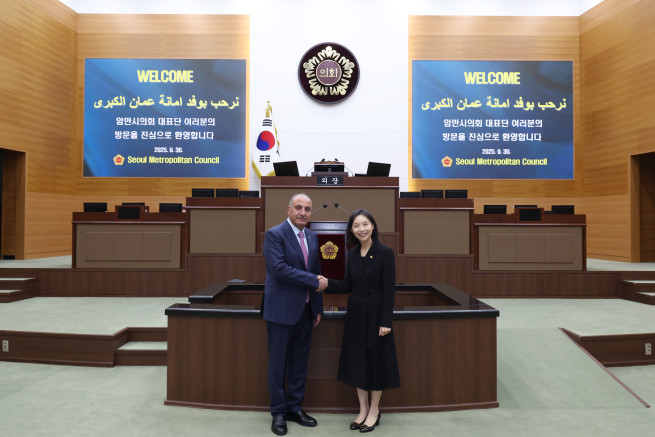 ▲서울시의회 본회의장 참관 중인 요르단 암만시의회 의장과 최호정(오른쪽) 의장. (사진제공=서울시의회)