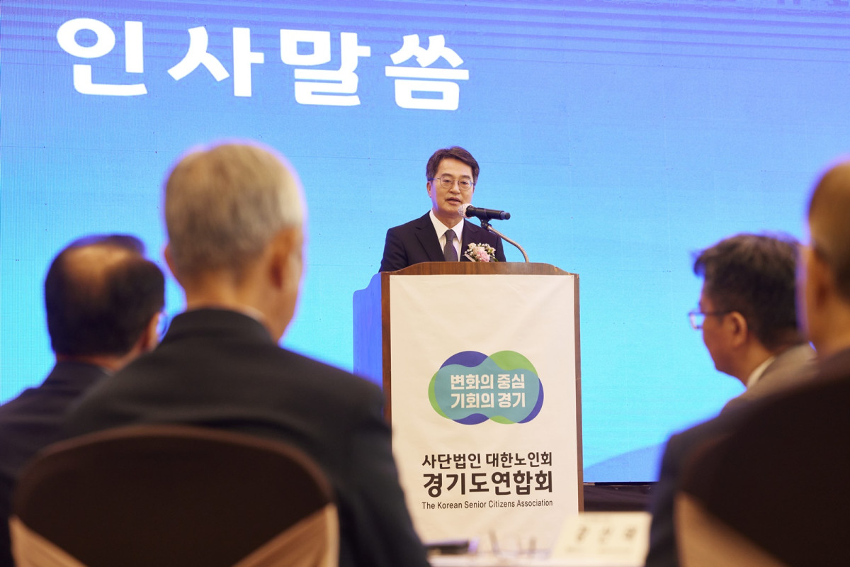 ▲김동연 경기도지사가 30일 수원 노블레스웨딩컨벤션에서 열린 사단법인 대한노인회 경기도연합회 행사에서 노인 일자리 확대와 경로당 운영비 증액 계획을 밝히며 연단에서 인사말을 하고 있다. (경기도)