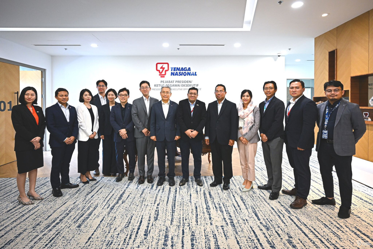 ▲한국전력과 말레이시아 전력공사 임직원들이 기념촬영을 하고 있다. (사진제공=한국전력)
