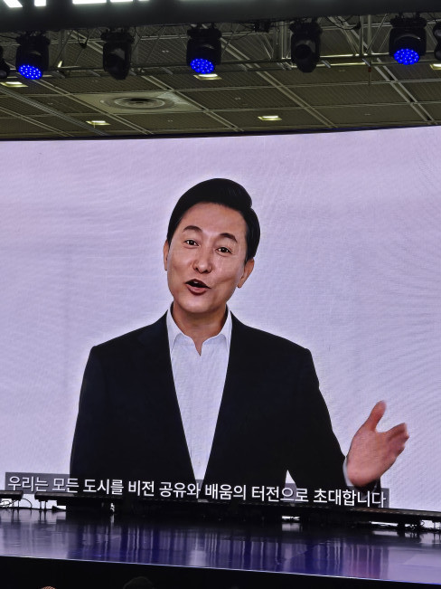 ▲30일 오후 1시 서울 강남구 코엑스에서 개최된 스마트라이프2025 개막식에서 AI로 생성된 오세훈 서울시장이 말하고 있다. (윤희성 기자 yoonheesung@)