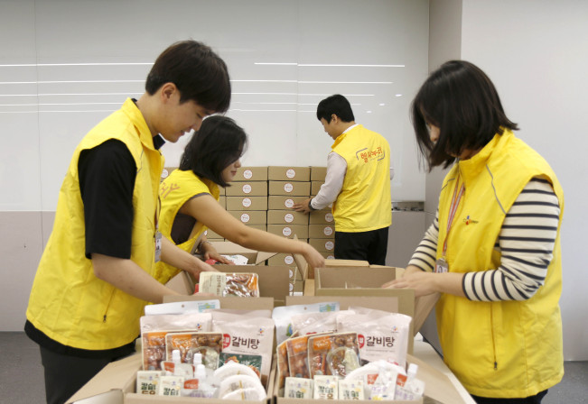 ▲CJ프레시웨이 임직원이 '효(孝) 선물 꾸러미'를 포장하고 있다. (사진제공=CJ프레시웨이)