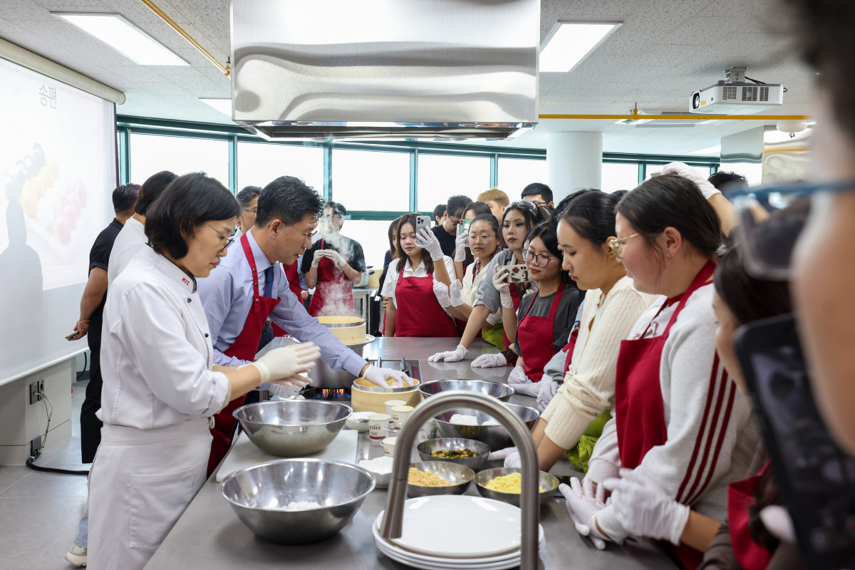 ▲경남정보대 김태상 총장이 유학생과 함께 사랑의 송편만들기 행사를 진행하고 있다.  (사진제공=경남정보대)