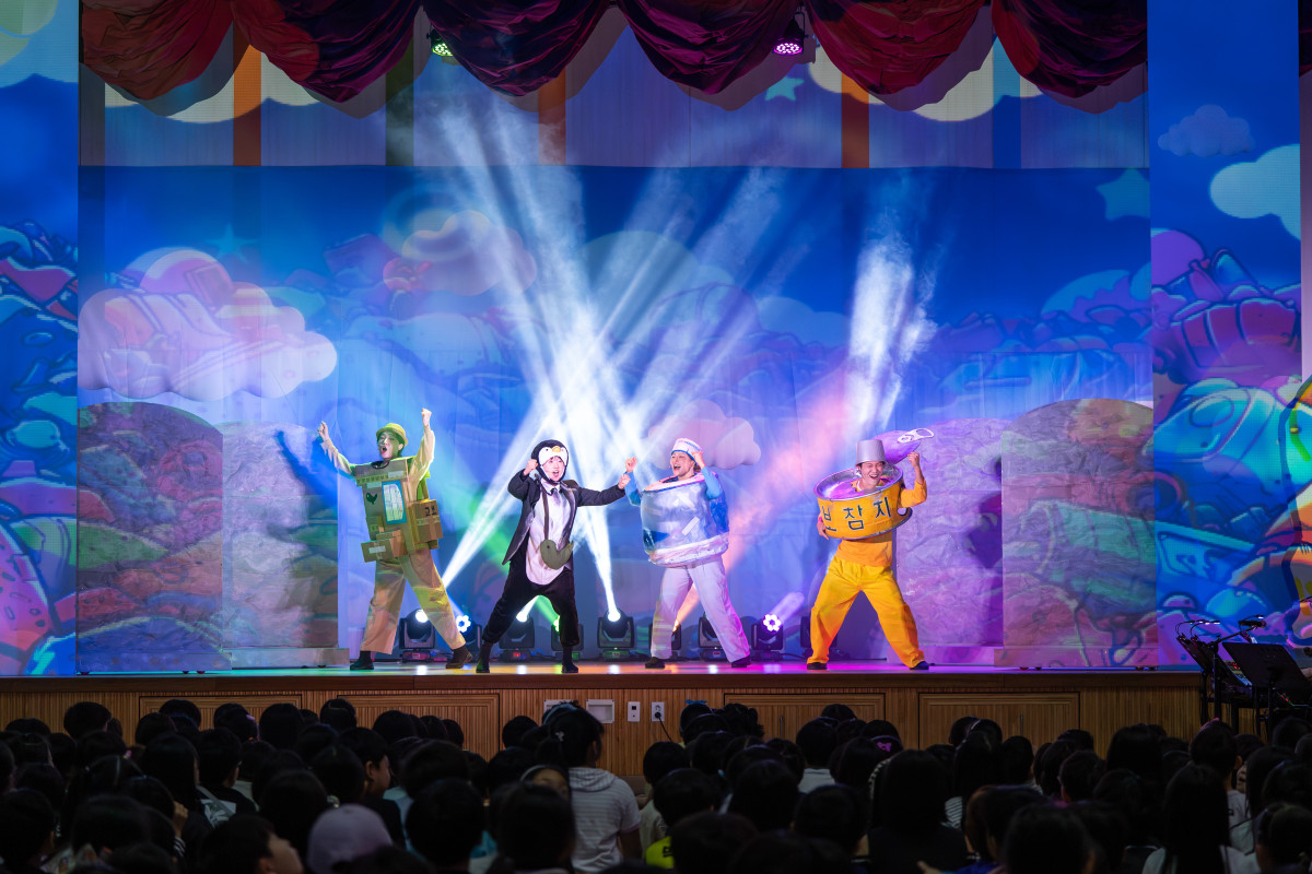 ▲이달 23일 경기 고양시 지축초등학교 학생들이 교보생명 주최의 환경뮤지컬 '꼬옥이와 함께하는 두근두근 새로나 챌린지' 공연을 관람하고 있다. (제공 교보생명)