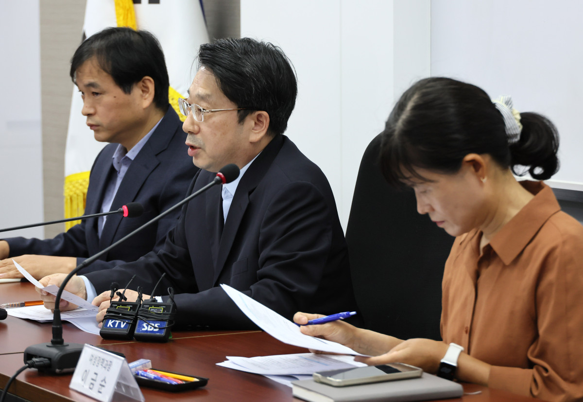 ▲김권영 여성가족부 정책기획관이 30일 서울 종로구 정부서울청사에서 성평등가족부 확대 개편 관련 사후 브리핑을 하고 있다. 이날 브리핑에는 박정식 혁신행정법무담당관과 이금순 여성정책과장도 배석했다. (연합뉴스)