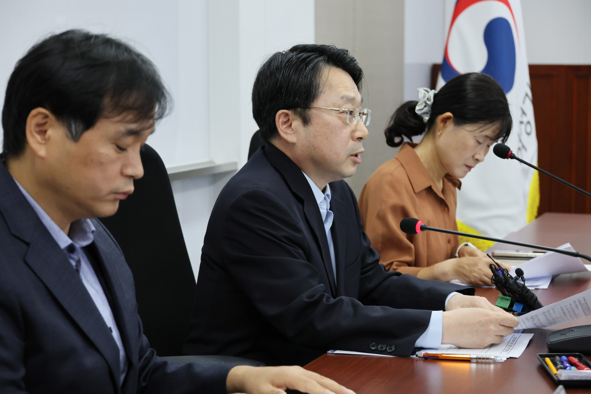 ▲김권영 여성가족부 정책기획관이 30일 서울 종로구 정부서울청사에서 성평등가족부 확대 개편 관련 사후 브리핑을 하고 있다. 이날 브리핑에는 박정식 혁신행정법무담당관과 이금순 여성정책과장도 배석했다. (연합뉴스)