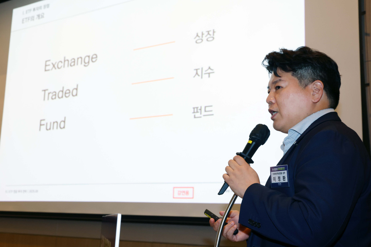 ▲이정환 미래에셋자산운용 상무가 30일 서울 여의도 FKI타워 컨퍼런스센터에서 열린 ‘K-5000 포트폴리오’에서 ‘ETF 연금 투자 전략’을 주제로 발표하고 있다. 이투데이가 주최한 이번 세미나는 ‘코스피 5000 시대’를 전망하며, 한국 경제의 현황과 향후 성장 가능성을 다각도로 분석하고자 마련됐다. 이번 행사에선 거시경제 동향, 자본시장과 증권 투자 전략, 부동산 시장 변화, 글로벌 경제 흐름 등 다양한 주제로 각 분야 최고의 전문가들이 참여, 심층적인 분석과 전망을 공유한다. 신태현 기자 holjjak@