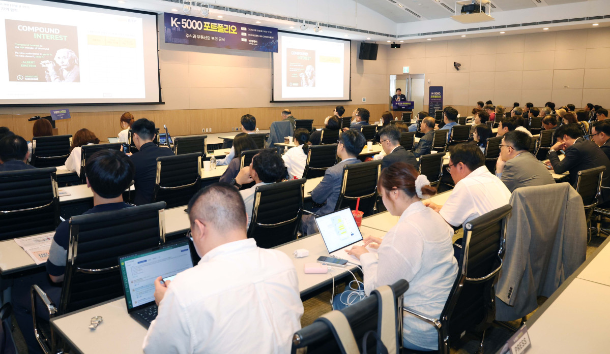 ▲이정환 미래에셋자산운용 상무가 30일 서울 여의도 FKI타워 컨퍼런스센터에서 열린 ‘K-5000 포트폴리오’에서 ‘ETF 연금 투자 전략’을 주제로 발표하고 있다. 이투데이가 주최한 이번 세미나는 ‘코스피 5000 시대’를 전망하며, 한국 경제의 현황과 향후 성장 가능성을 다각도로 분석하고자 마련됐다. 이번 행사에선 거시경제 동향, 자본시장과 증권 투자 전략, 부동산 시장 변화, 글로벌 경제 흐름 등 다양한 주제로 각 분야 최고의 전문가들이 참여, 심층적인 분석과 전망을 공유한다. 신태현 기자 holjjak@