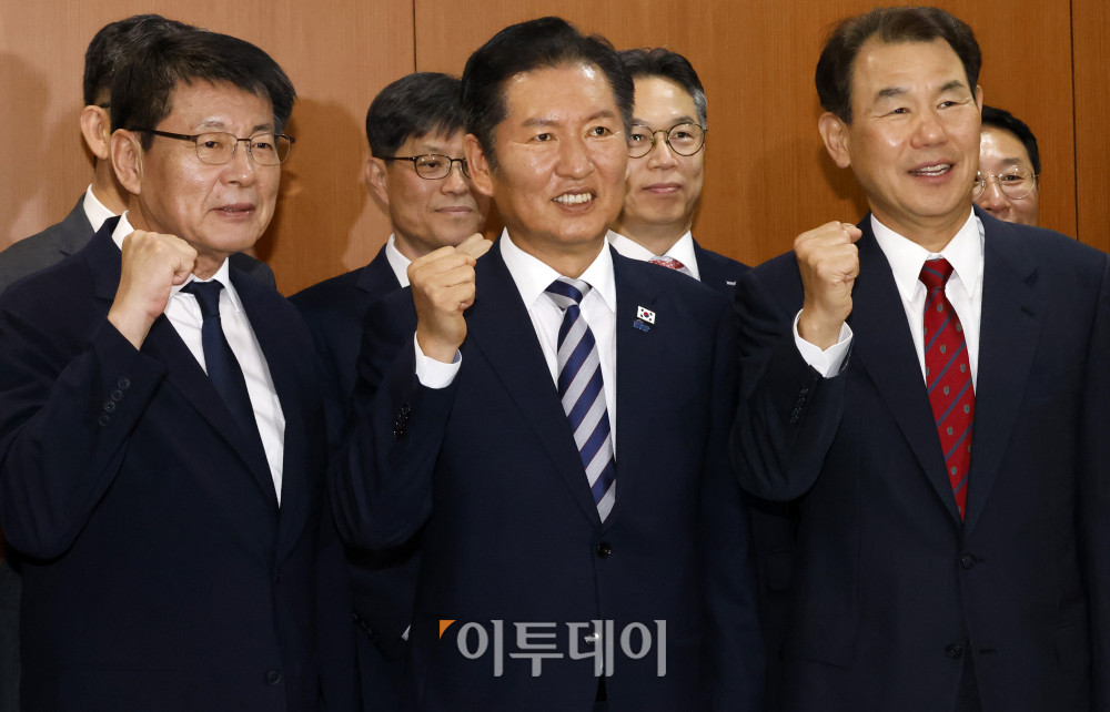 ▲정청래(가운데) 더불어민주당 대표와 정은보(오른쪽) 한국거래소 이사장이 30일 서울 여의도 KRX한국거래소 서울사무소에서 열린 민주당 자본시장 현장 간담회에서 참석자들과 기념촬영을 하고 있다. 고이란 기자 photoeran@