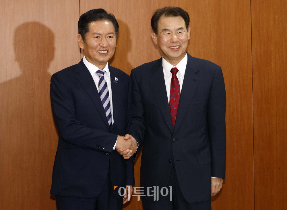 ▲정청래(왼쪽) 더불어민주당 대표와 정은보 한국거래소 이사장이 30일 서울 여의도 KRX한국거래소 서울사무소에서 열린 민주당 자본시장 현장 간담회에서 악수를 하고 있다. 고이란 기자 photoeran@