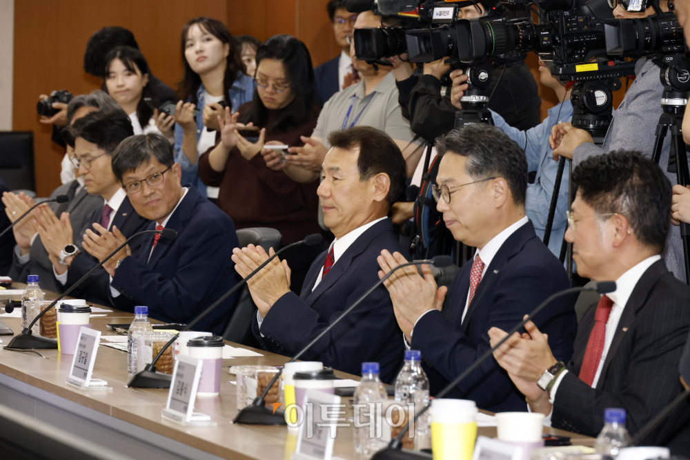 ▲정은보 한국거래소 이사장이 30일 서울 여의도 KRX한국거래소 서울사무소에서 열린 민주당 자본시장 현장 간담회에서 박수를 치고 있다. 고이란 기자 photoeran@