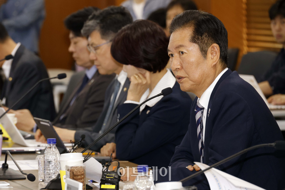 ▲정청래 더불어민주당 대표가 지난달 30일 서울 여의도 KRX한국거래소 서울사무소에서 열린 민주당 자본시장 현장 간담회에서 인사말을 하고 있다. 사진=고이란 기자 photoeran@