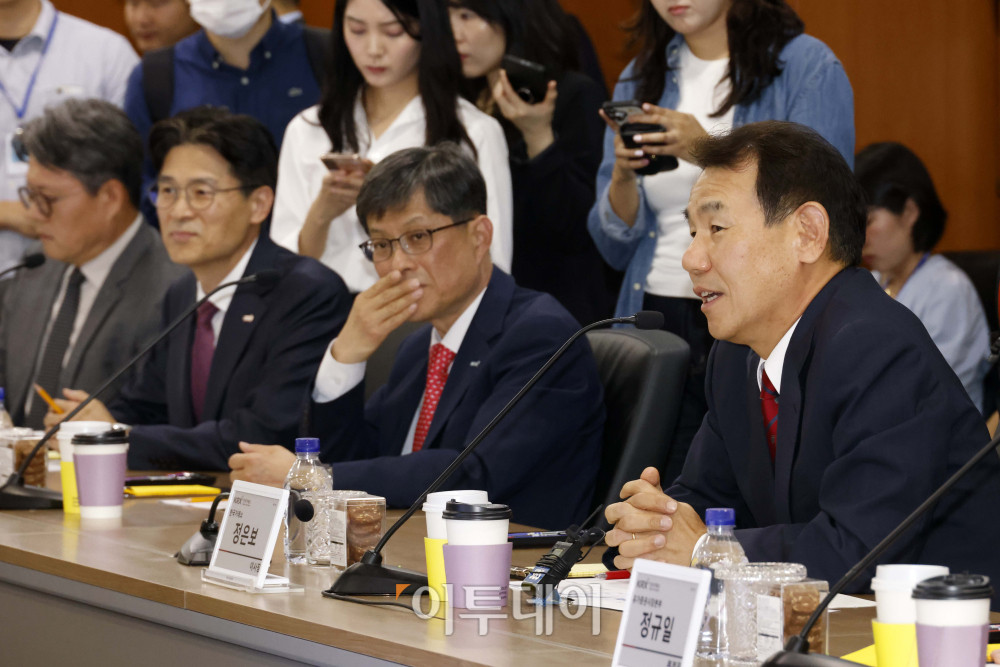 ▲정은보 한국거래소 이사장이 30일 서울 여의도 KRX한국거래소 서울사무소에서 열린 민주당 자본시장 현장 간담회에서 인사말을 하고 있다. 고이란 기자 photoeran@