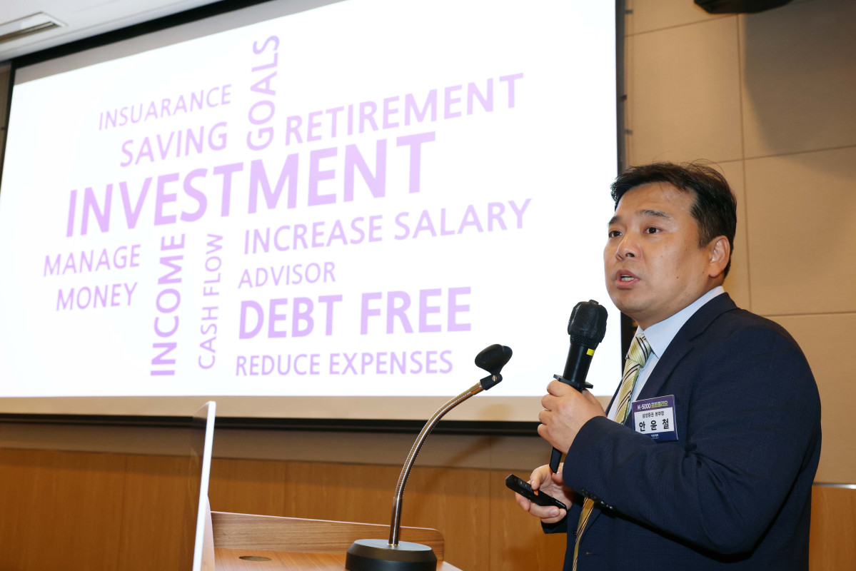 ▲안윤철 삼성증권 본부장이 30일 서울 여의도 FKI타워 컨퍼런스센터에서 열린 ‘K-5000 포트폴리오’에서 ‘당신의 연금자산 안녕하신가요’를 주제로 발표하고 있다. 이투데이가 주최한 이번 세미나는 ‘코스피 5000 시대’를 전망하며, 한국 경제의 현황과 향후 성장 가능성을 다각도로 분석하고자 마련됐다. 이번 행사에선 거시경제 동향, 자본시장과 증권 투자 전략, 부동산 시장 변화, 글로벌 경제 흐름 등 다양한 주제로 각 분야 최고의 전문가들이 참여, 심층적인 분석과 전망을 공유한다. 신태현 기자 holjjak@