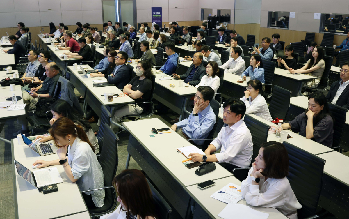 ▲30일 서울 여의도 FKI타워 컨퍼런스센터에서 열린 ‘K-5000 포트폴리오’에서 참석자들이 투자 전문가의 발표를 경청하고 있다. 이투데이가 주최한 이번 세미나는 ‘코스피 5000 시대’를 전망하며, 한국 경제의 현황과 향후 성장 가능성을 다각도로 분석하고자 마련됐다. 이번 행사에선 거시경제 동향, 자본시장과 증권 투자 전략, 부동산 시장 변화, 글로벌 경제 흐름 등 다양한 주제로 각 분야 최고의 전문가들이 참여, 심층적인 분석과 전망을 공유한다. 신태현 기자 holjjak@