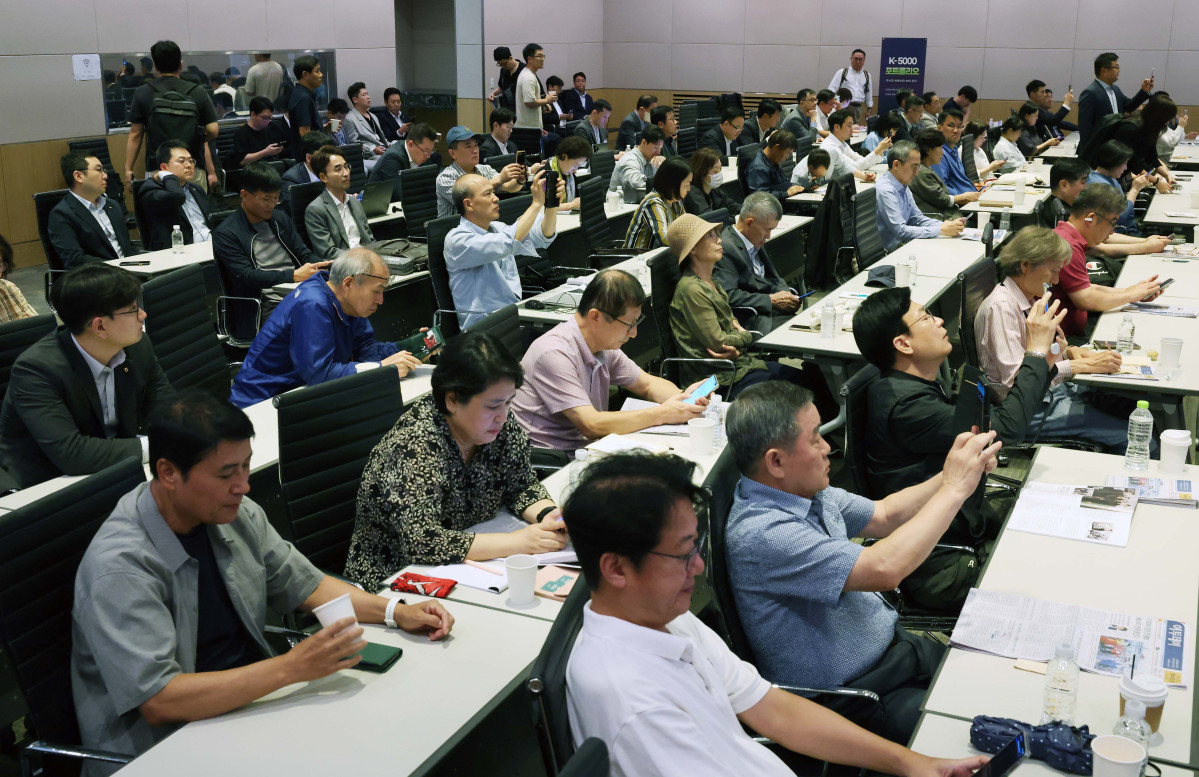 ▲30일 서울 여의도 FKI타워 컨퍼런스센터에서 열린 ‘K-5000 포트폴리오’에서 참석자들이 QR코드를 이용해 스마트폰으로 행사자료를 내려받고 있다. 이투데이가 주최한 이번 세미나는 ‘코스피 5000 시대’를 전망하며, 한국 경제의 현황과 향후 성장 가능성을 다각도로 분석하고자 마련됐다. 이번 행사에선 거시경제 동향, 자본시장과 증권 투자 전략, 부동산 시장 변화, 글로벌 경제 흐름 등 다양한 주제로 각 분야 최고의 전문가들이 참여, 심층적인 분석과 전망을 공유한다. 신태현 기자 holjjak@