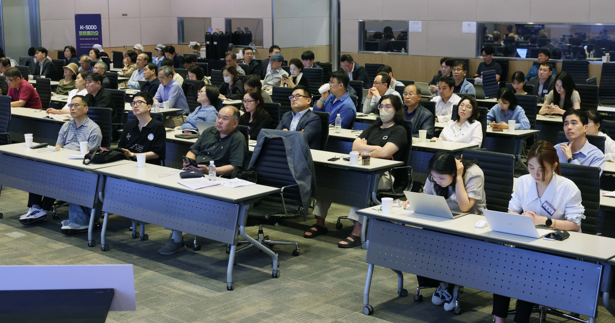 ▲30일 서울 여의도 FKI타워 컨퍼런스센터에서 열린 ‘K-5000 포트폴리오’에서 참석자들이 투자 전문가의 발표를 경청하고 있다. 이투데이가 주최한 이번 세미나는 ‘코스피 5000 시대’를 전망하며, 한국 경제의 현황과 향후 성장 가능성을 다각도로 분석하고자 마련됐다. 이번 행사에선 거시경제 동향, 자본시장과 증권 투자 전략, 부동산 시장 변화, 글로벌 경제 흐름 등 다양한 주제로 각 분야 최고의 전문가들이 참여, 심층적인 분석과 전망을 공유한다. 신태현 기자 holjjak@