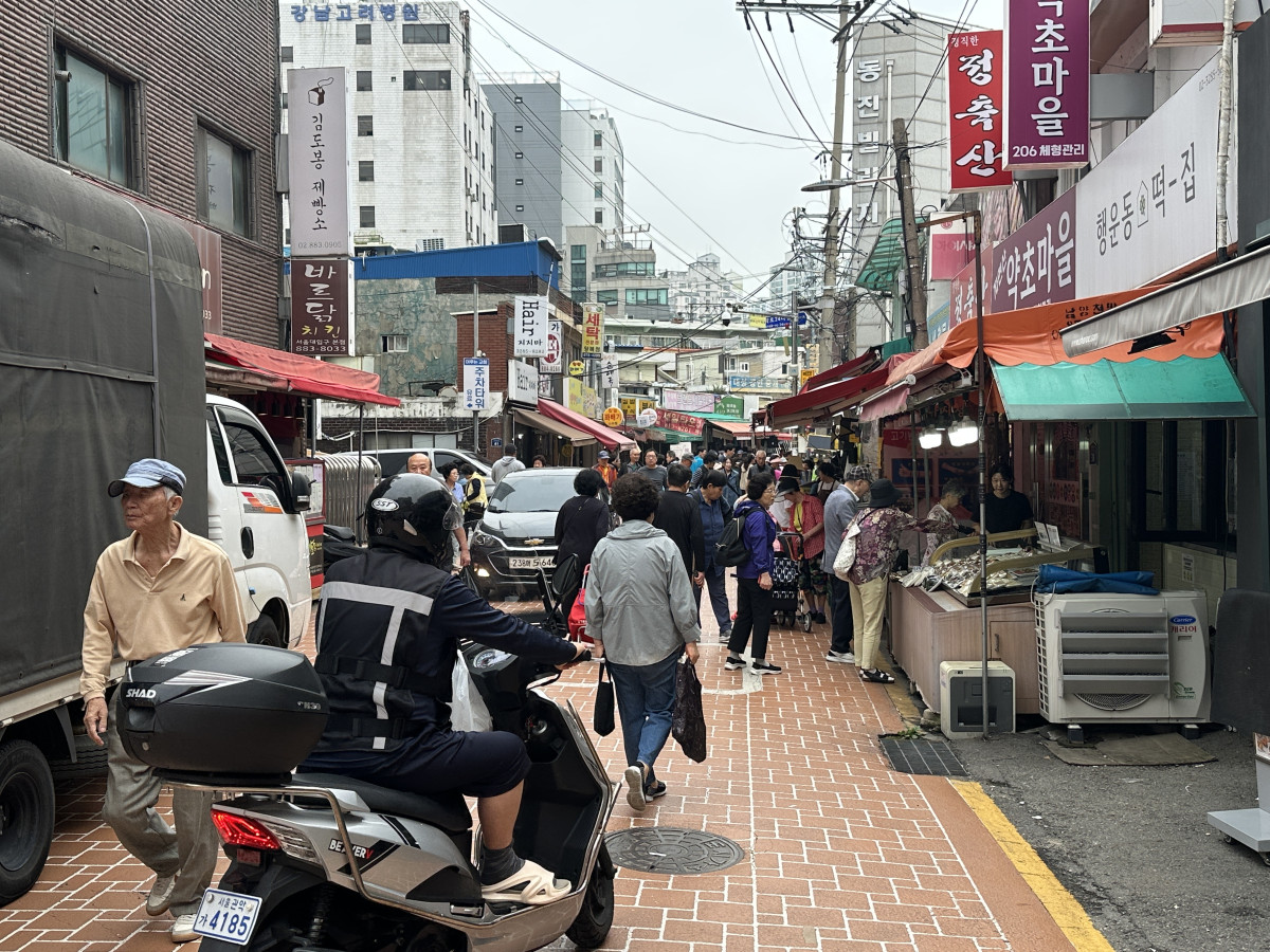 ▲30일 서울 관악구 관악중부시장이 소비자들로 북적이고 있다. (서이원 기자 @iwonseo96)