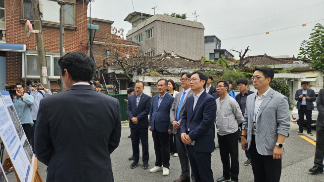 ▲국토교통부 관계자들과 주민들이 중화5 공공정비사업 구역을 방문해 LH 관계자의 사업 설명을 듣고 있다. (사진제공=국토교통부)