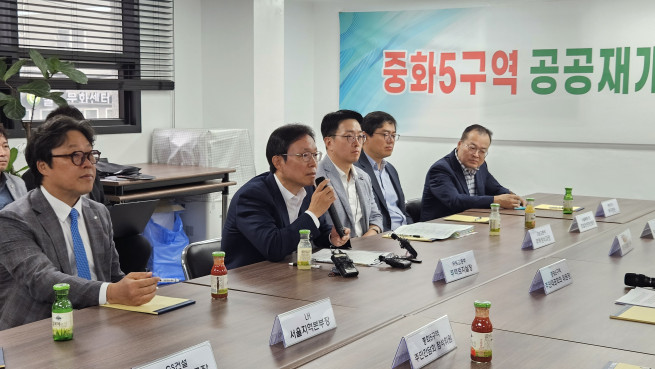 ▲김규철 국토부 주택토지실장이 중화5구역 공공재개발 주민 간담회에서 발언하고 있다. (사진제공=국토교통부)