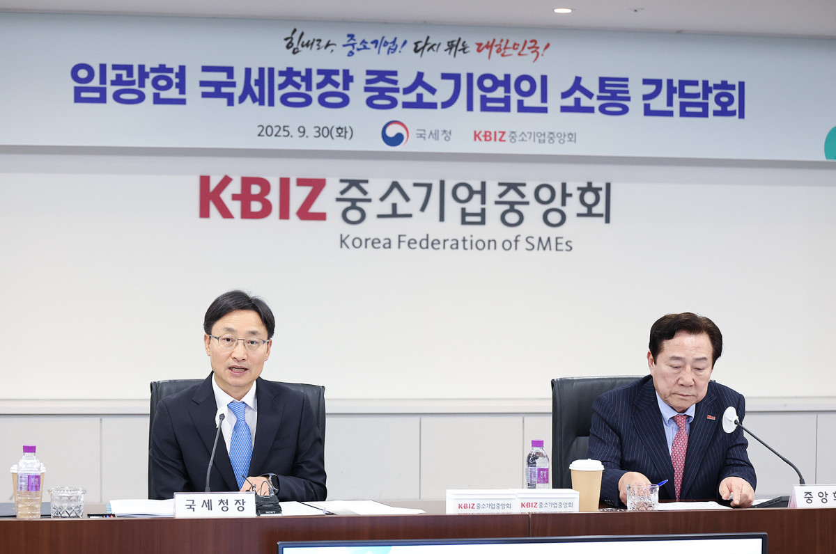 ▲임광현 국세청장(왼쪽)이 30일 중소기업중앙회에서 김기문 중소기업중앙회장과 현장 소통 간담회를 열고 ‘세무조사 혁신 및 미래성장 세정지원 방안’을 발표하고 있다. (사진제공=국세청)