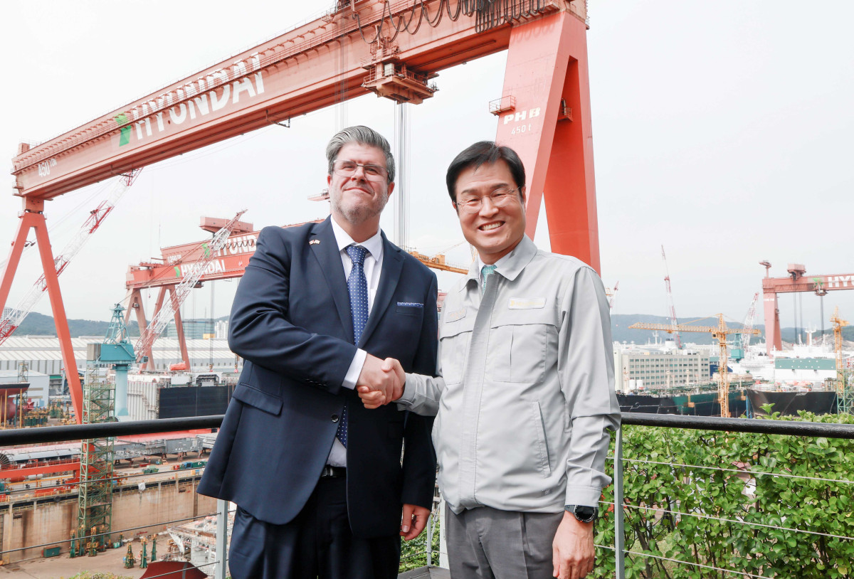 ▲주한 캐나다 대사 필립 라포르튠 일행이 30일 HD현대중공업 울산 본사를 방문해 잠수함 건조 역량을 확인했다. (사진= HD현대중공업)