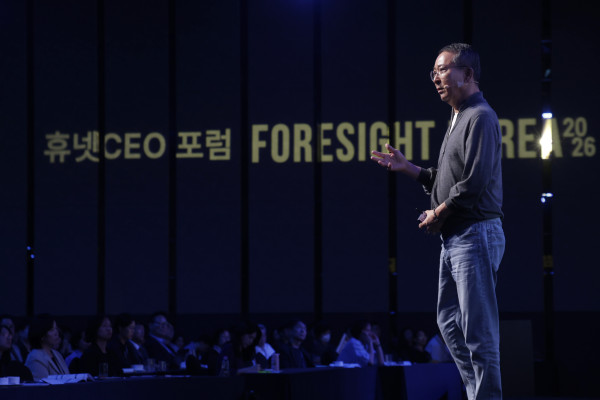 ▲권영수 전 LG에너지솔루션 부회장이 30일 그랜드 인터컨티넨탈 서울 파르나스에서 열린 '휴넷CEO포럼 – 포사이트 코리아 2026'에서 기조연설을 하고 있다.  (사진제공=휴넷 )