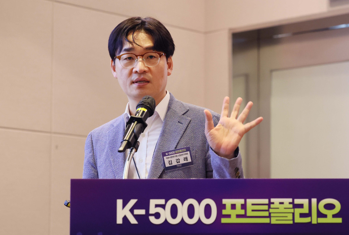 ▲김갑래 자본시장연구원 선임연구위원이 30일 서울 여의도 FKI타워 컨퍼런스센터에서 열린 ‘K-5000 포트폴리오’에서 ‘국내 토큰증권시장 제도화 및 시사점’을 주제로 발표하고 있다. 이투데이가 주최한 이번 세미나는 ‘코스피 5000 시대’를 전망하며, 한국 경제의 현황과 향후 성장 가능성을 다각도로 분석하고자 마련됐다. 이번 행사에선 거시경제 동향, 자본시장과 증권 투자 전략, 부동산 시장 변화, 글로벌 경제 흐름 등 다양한 주제로 각 분야 최고의 전문가들이 참여, 심층적인 분석과 전망을 공유한다. 신태현 기자 holjjak@