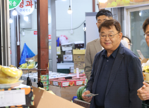 ▲박성효 소상공인시장진흥공단 이사장은 30일 추석명절을 앞두고 대전 도마큰시장을 방문했다.  (사진제공=소상공인시장진흥공단)