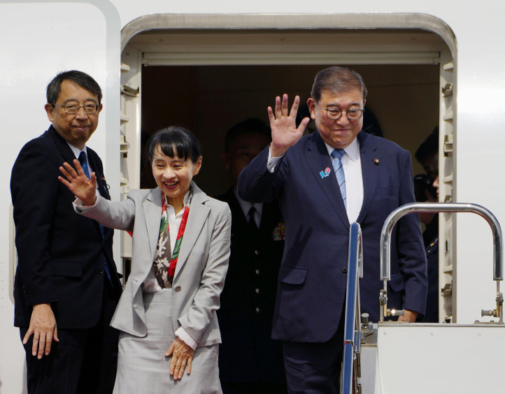 ▲이시바 시게루 총리와 부인 요시코 여사가 30일 도쿄 하네다공항에서 부산으로 떠나기 전 손을 흔들고 있다.   (연합뉴스)